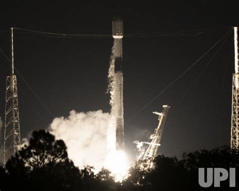 Photo Spacex Launches Starlink Satellites From Cape Canaveral Florida