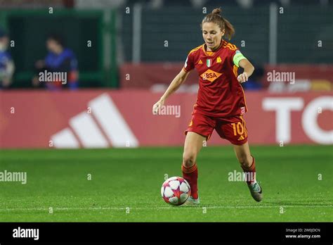 Manuela Giugliano De Roma Contrôle Le Ballon Lors Du Match Du Groupe