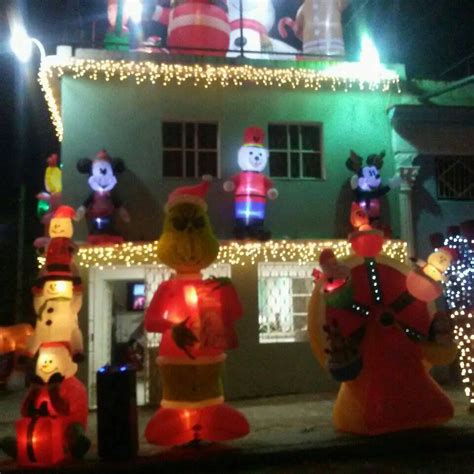 Decoración de una casa en la barriada habanera de Diez de Octubre