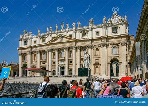 Cidade Estado Do Vaticano Turistas Que Alinham Para Visitar A