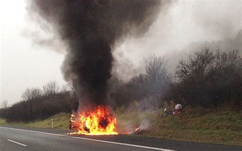 Mercedes Geht In Flammen Auf Auto Brennt Auf A9 Im Landkreis Bayreuth