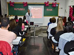 Universitários da Enfermagem assistem palestra sobre o câncer de mama