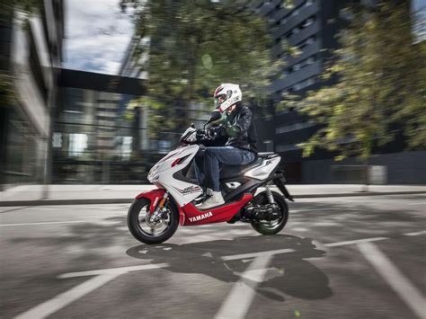 Motorrad Vergleich Yamaha Aerox R 2013 Vs Yamaha Aerox Naked 2017