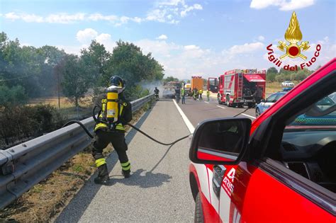 Furgone E Sterpaglie In Fiamme Sull A16 Corsia In Direzione Puglia Chiusa