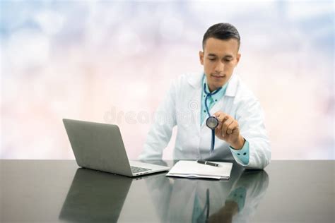 El Doctor De Sexo Masculino Working En El Escritorio De Oficina En