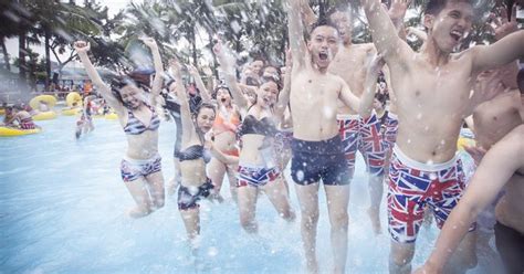 Rộ trào lưu teen cuối cấp mặc bikini chụp ảnh kỷ yếu dưới nước