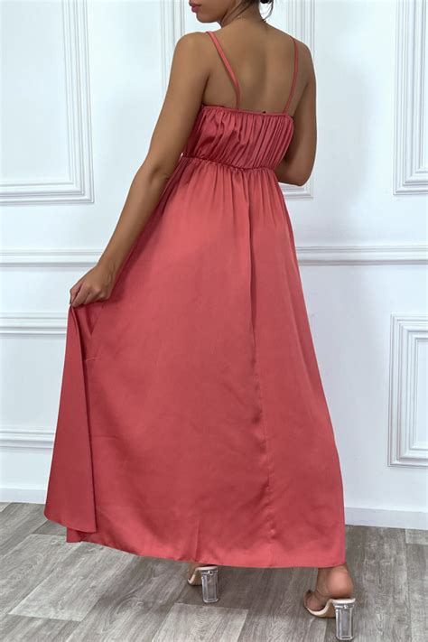 Robe satin cache coeur longue fluide rose foncé à bretelles fines avec