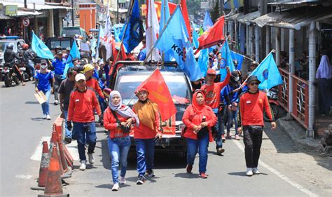 Ribuan Buruh Yang Tergabung Dalam Aliansi Serikat Buruh Kota Cimahi