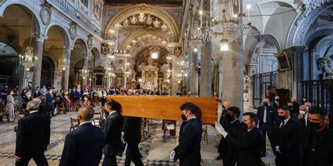 A Roma i funerali di Raffaella Carrà maxischermo in piazza per l