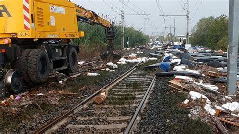 Alluvione In Toscana Strade Chiuse E Allagamenti Causano Danni