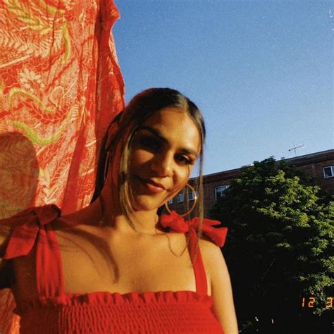 9 Hot Sexy Leonie Whyman Bikini Pics