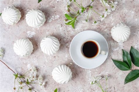 Белый зефир, вкусный зефир с весенними цветущими цветами, вид сверху ...