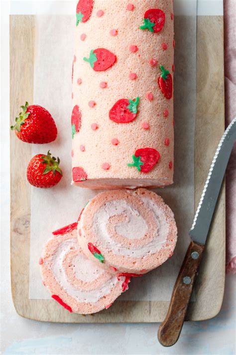 Strawberry Cake Roll - Yummiesta