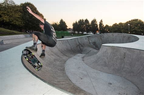 Grinding Light First Glow In The Dark Skateboard Park In Uk Weburbanist