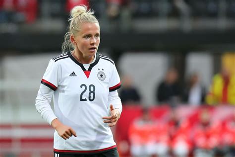 Ex Nationalspielerin Julia Simic über Sexismus Im Fußball Mopo