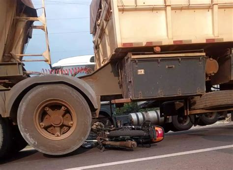 Rapaz Escapa De Atropelamento Ap S Moto Parar Embaixo De Carreta Na Br