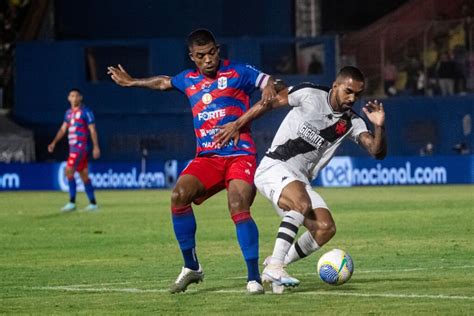 Auxiliar do Vasco critica gramado após classificação