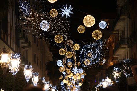 Luci Di Natale Le Citt Italiane Con Le Luminarie Pi Belle