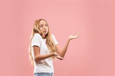 Hermosa Mujer Mirando Sorprendido Y Desconcertado Aislado En Rosa