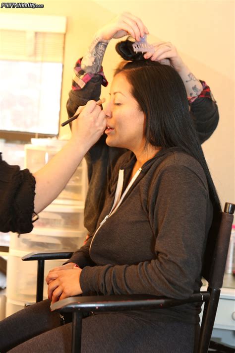 Curvy Latina Kiara Mia Frees Her Mega Big Tits Flaunts Massive Bubble