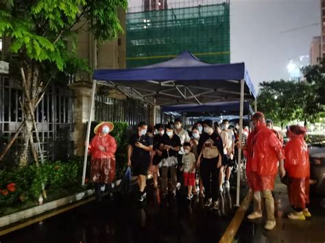 年度感人画面！深圳暴雨夜，这顶“移动帐篷”火了！