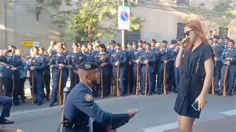 Romántico Inicio Del 12 De Octubre Un Militar Sorprende Con Una