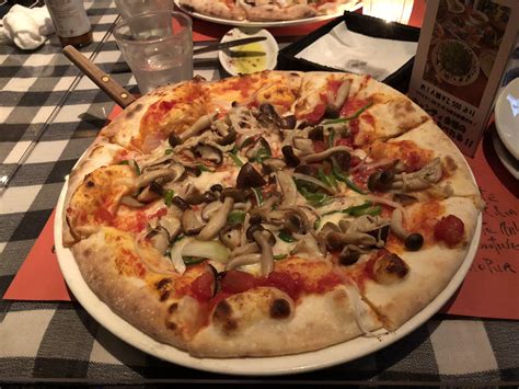 A mushroom pizza with shiitake mushrooms I had in Kanazawa, Japan : r/italy