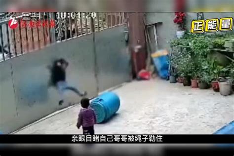 监控下惊险的一幕，3岁男童被拴门绳勒住颈部，在门上四处挣扎男童颈部监控