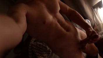 Chico Caliente Estira Su Polla Antes De Acostarse XVIDEOS