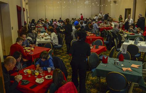 O'Club hosts Brunch with Santa > Osan Air Base > Article Display