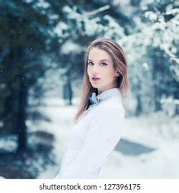 7 207 Naked Woman Winter Images Stock Photos Vectors Shutterstock