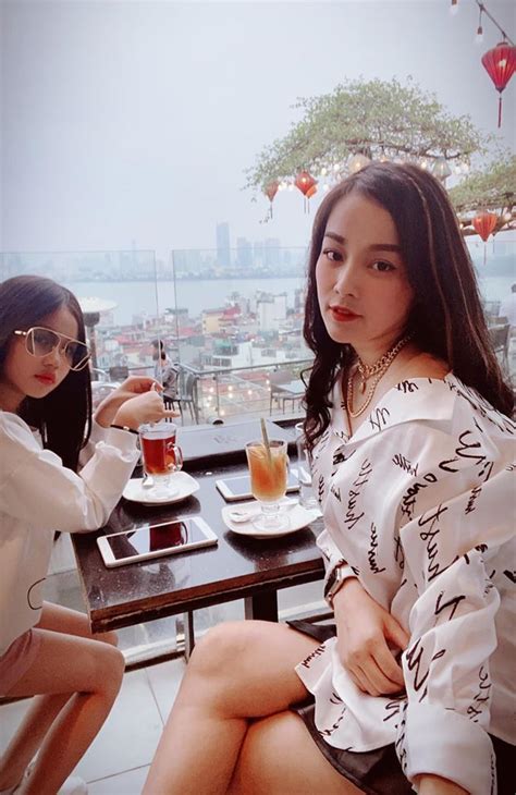 Cựu hot girl Nhật ký Vàng Anh khoe vòng eo con kiến đáng ghen tị và nhan sắc không tuổi bên 2 con