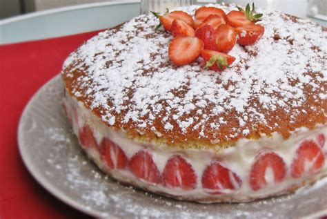 Tarta De Fresas Y Chocolate Blanco Con Delantal Y A Lo Loco