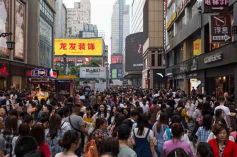 成都：五一小长假首日春熙路开启人山人海模式