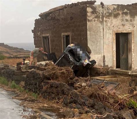 Violenta Tromba D Aria Si Abbatte Su Pantelleria Morti Scene