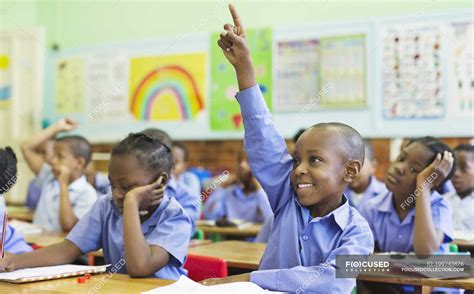 Studente Afroamericano Alzando La Mano In Classe Braccia Alzate