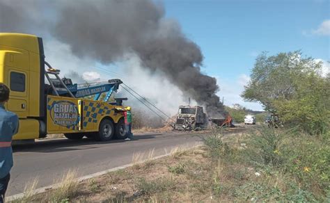 Tráiler cargado de alfalfa se incendia en Concordia por vía libre