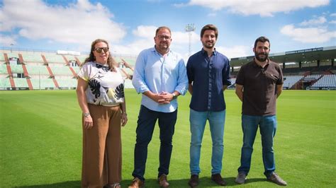 El alcalde de Mérida visita el Estadio Romano tras finalizar con un mes