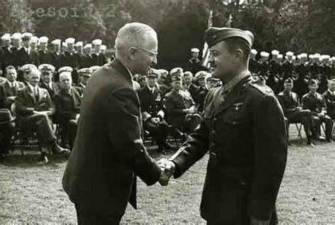 pap1 President Truman awards Pappy Boyington with the Medal of Honor ...