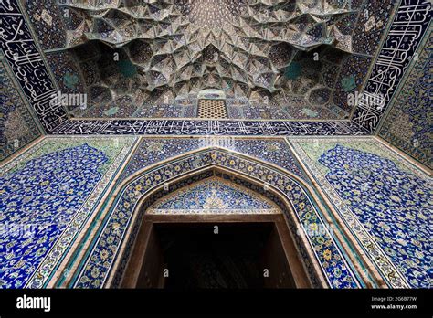 Imam Square Islamic Dome With Muqarnas Of Entrance Sheikh Lotfollah