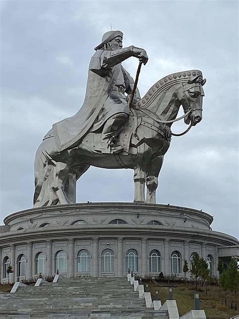 Памятник Чингисхану - самая большая конная статуя в мире - Монголия Гид