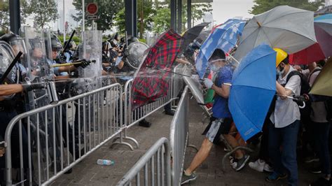 數千市民佔據街道並衝立法會 警方一度開槍驅趕示威者 林鄭：事件屬暴動 大眾應以平和方式解決問題 Tmhk Truth Media