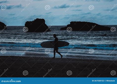 Silueta De Surfista Con Tablas De Surf Caminando En La Playa Foto De