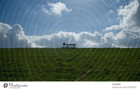 Alleinstehende Bank Mit M Lleimer Auf Dem Deich Vor Blauen Himmel Mit