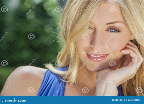 Belle Femme Blonde Avec Des Yeux Bleus Image Stock Image Du F Minin