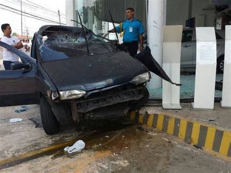 G Motorista Perde Controle E Ve Culo Invade Loja De Carros Na Br