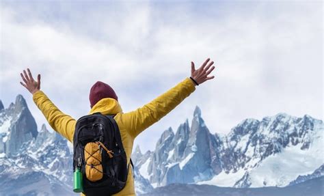 Alpinista Os Bra Os Em P No Topo Da Montanha Nevado Homem