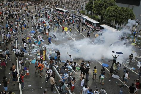 Hong Kong Cops To Withdraw After Protesters Copy Ferguson Dont Shoot