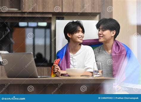 Pareja Gay Rom Ntica Abraz Ndose Bajo La Bandera Del Orgullo Lgbtq Relaci N De Orgullo Lgbt Y