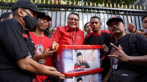 Sambangi Kantor Dpp Pdi Perjuangan Sahabat Ganjar Serahkan Ktp Sebagai